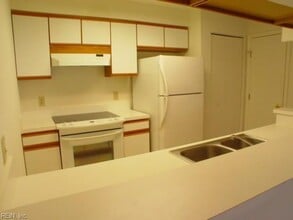 400 Bracknell Arch, Unit K in Chesapeake, VA - Building Photo - Building Photo