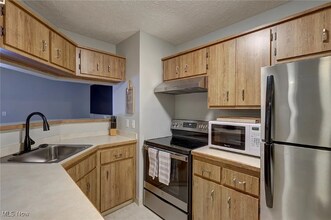 1200 Tollis Pkwy in Broadview Heights, OH - Foto de edificio - Building Photo