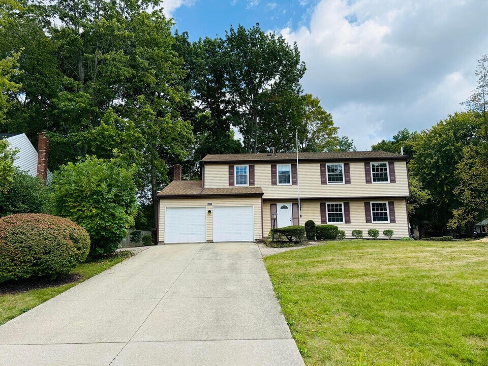 5601 Sunset Dr in Hudson, OH - Building Photo