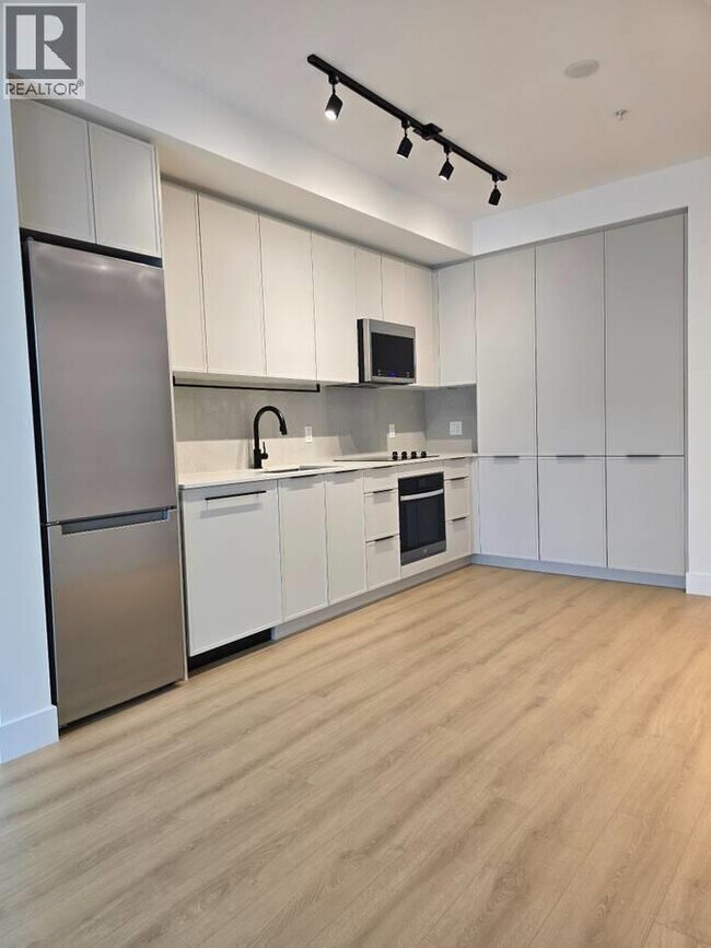 3075 Murray St in Port Moody, BC - Building Photo - Building Photo