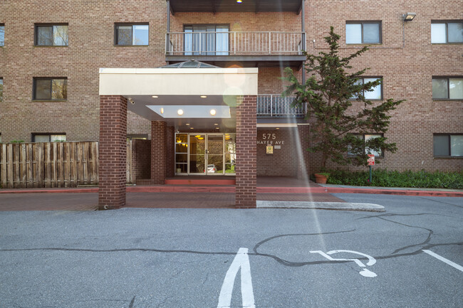 Thayer Towers Condominiums in Silver Spring, MD - Foto de edificio - Building Photo