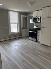 1107 Bridge St, Unit 5 in Lowell, MA - Foto de edificio - Building Photo