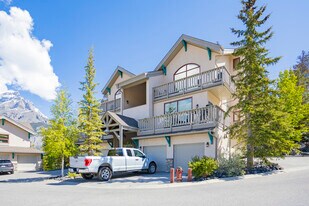 6 E Otter Ln in Banff, AB - Building Photo