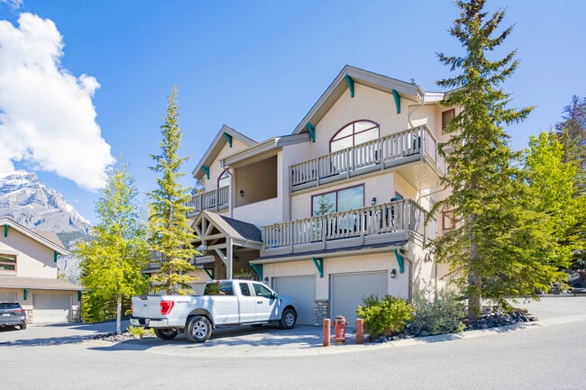 6 E Otter Ln in Banff, AB - Building Photo - Primary Photo