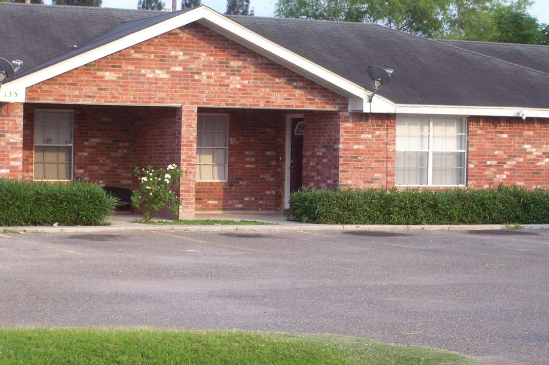 130-135 Dombrow Ct in San Benito, TX - Building Photo