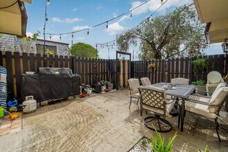 393 Lake Arbor Dr in Palm Springs, FL - Foto de edificio - Building Photo