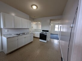 56 Elm St, Unit 3L in Holyoke, MA - Building Photo
