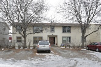 3811-3815 Restwood Rd in Circle Pines, MN - Foto de edificio - Building Photo