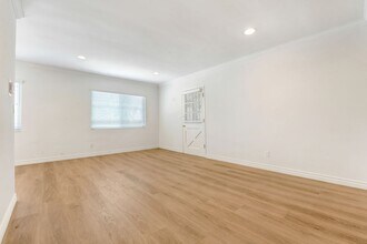 402 Montana Ave in Santa Monica, CA - Building Photo - Building Photo
