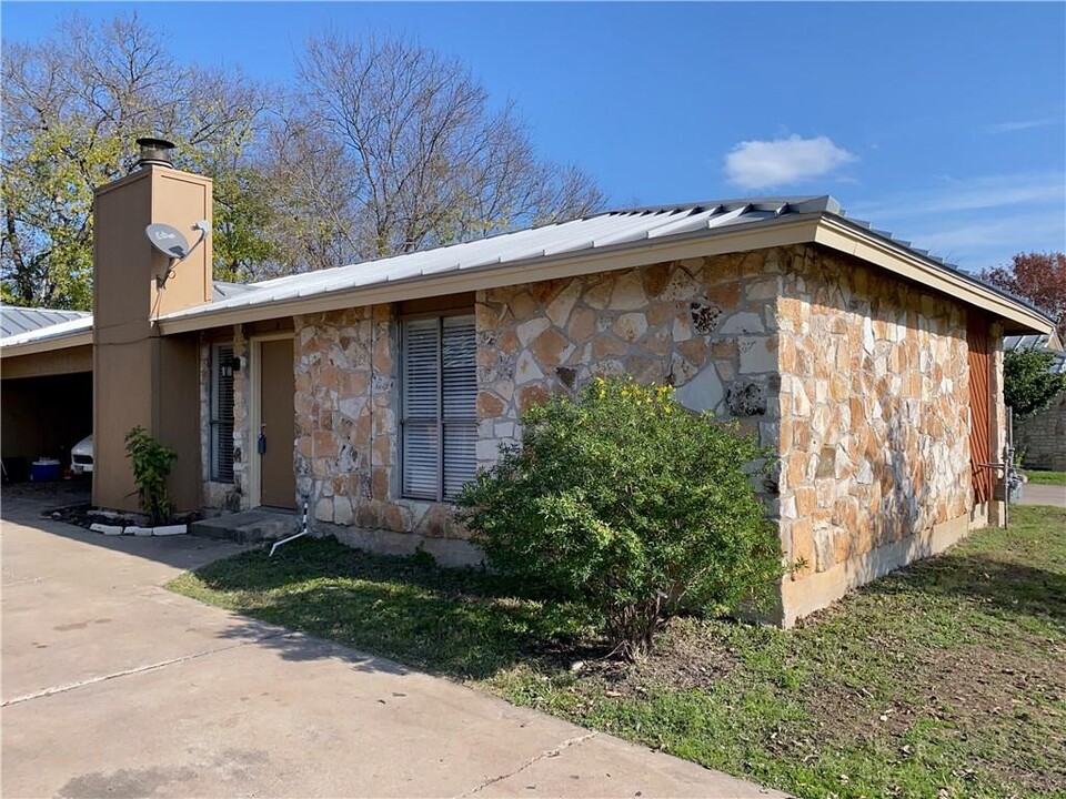 2104 Conestoga Trail in Austin, TX - Building Photo