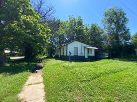 611 W Cherry St in Okemah, OK - Building Photo