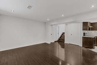 32 Victor Blvd in Hamilton, ON - Building Photo - Building Photo