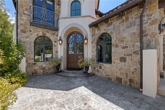 property at 718 N Poinsettia Ave