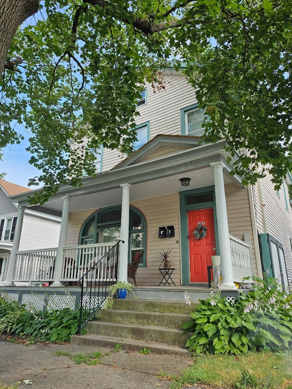 142 Washington St in Saratoga Springs, NY - Foto de edificio - Building Photo