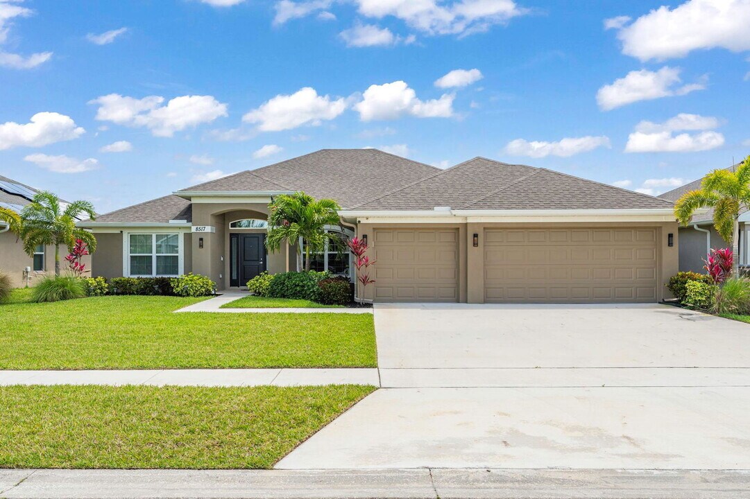 8517 Waterstone Blvd in Fort Pierce, FL - Foto de edificio