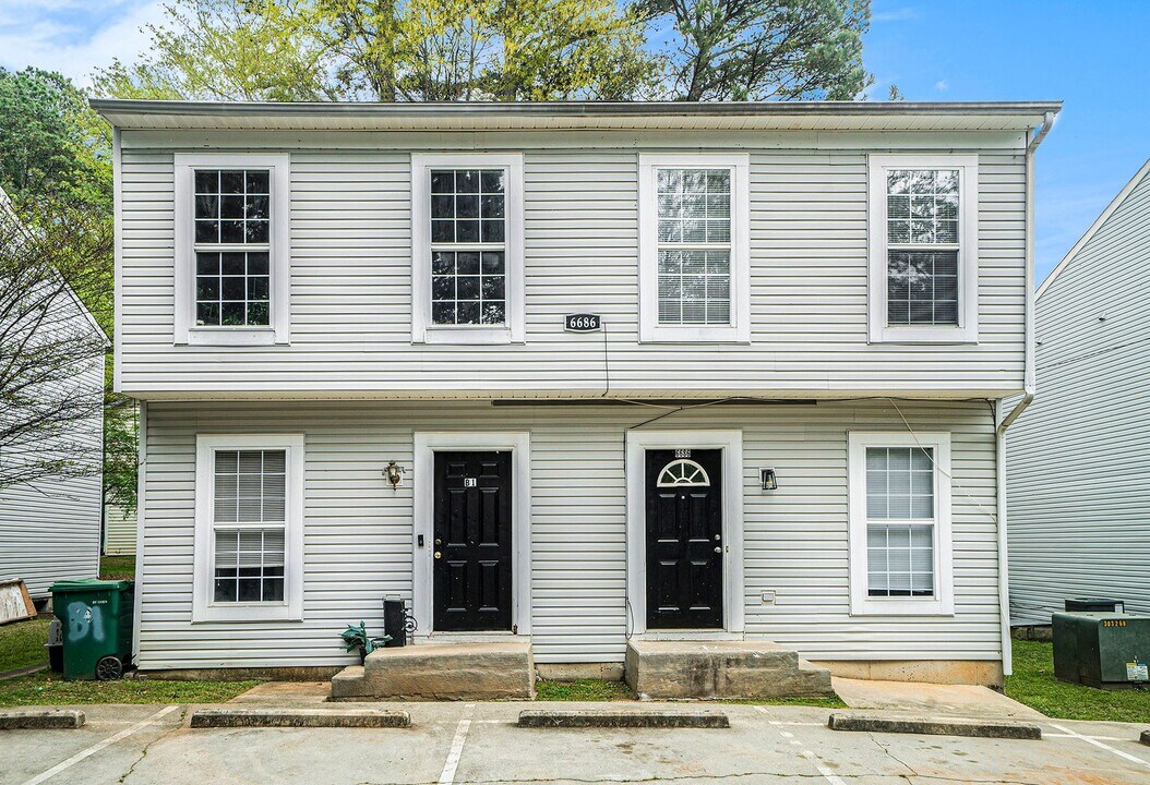 6686 Chupp Rd in Lithonia, GA - Building Photo