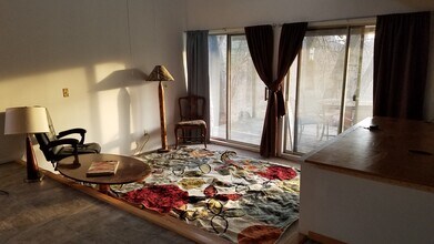 661 Springtown Rd, Unit A in Tillson, NY - Foto de edificio - Building Photo