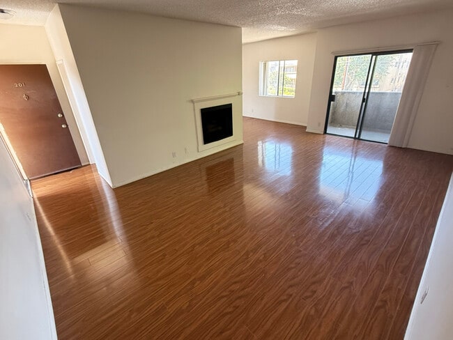 14942 Burbank Blvd in Los Angeles, CA - Building Photo - Building Photo