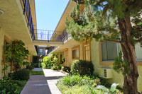 The Halsted Apartments in Northridge, CA - Foto de edificio - Building Photo