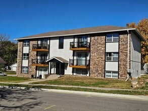 126 W 15th Ave in Emporia, KS - Foto de edificio - Building Photo
