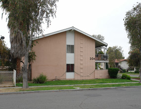 204 E Pearson Ave in Anaheim, CA - Building Photo - Building Photo