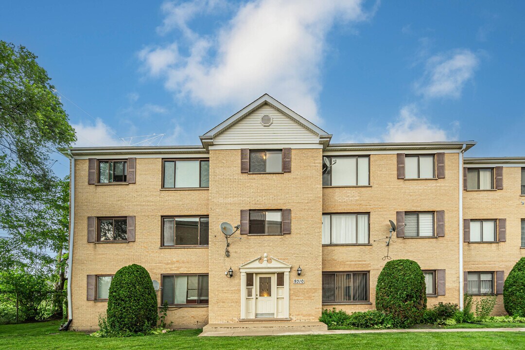 9310 Hamilton Ct in Des Plaines, IL - Building Photo