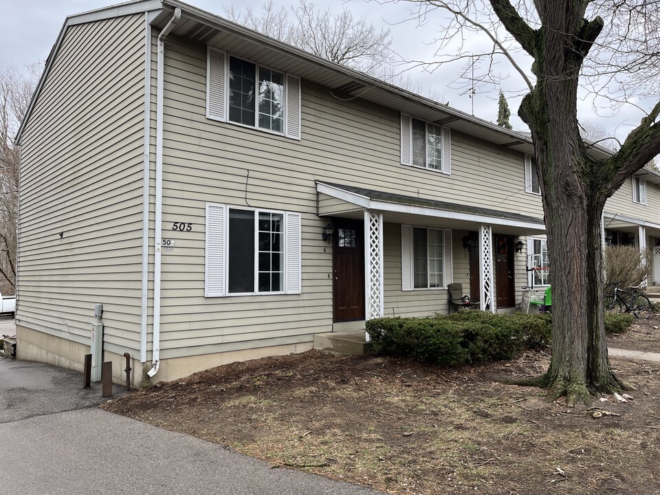 505 E 16th St in Holland, MI - Foto de edificio