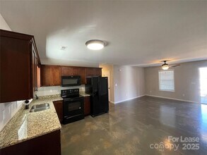 4421 Dillbrook Ln in Denver, NC - Foto de edificio - Building Photo
