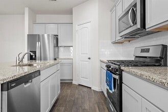 320 Darwin Pl in Lockhart, TX - Building Photo - Building Photo