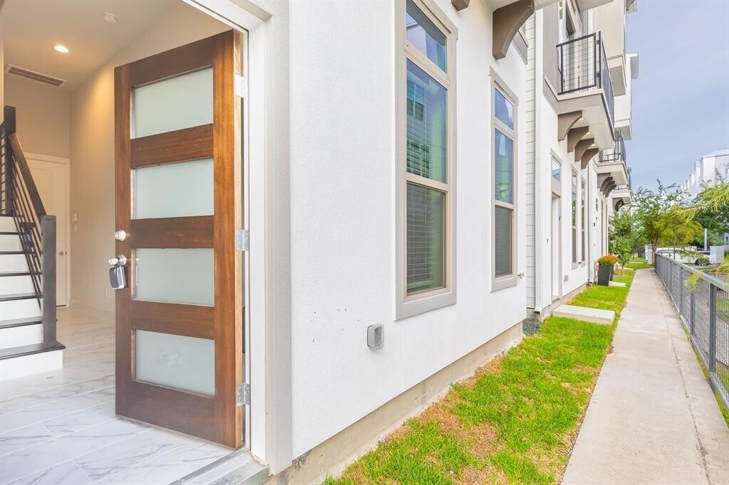 5836 E Post Oak Ln in Houston, TX - Building Photo