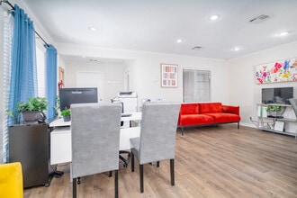 Viva Max in San Antonio, TX - Foto de edificio - Building Photo