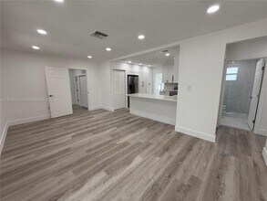 6391 SW 39th St in Miami, FL - Building Photo - Building Photo