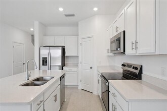 7619 WATERSCAPE Dr in Groveland, FL - Building Photo - Building Photo