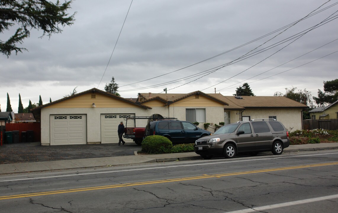 19744 Meekland Ave in Hayward, CA - Foto de edificio