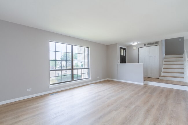 1918 Williamsburg Dr in Streamwood, IL - Building Photo - Building Photo