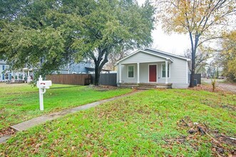 305 College St in Farmersville, TX - Building Photo - Building Photo