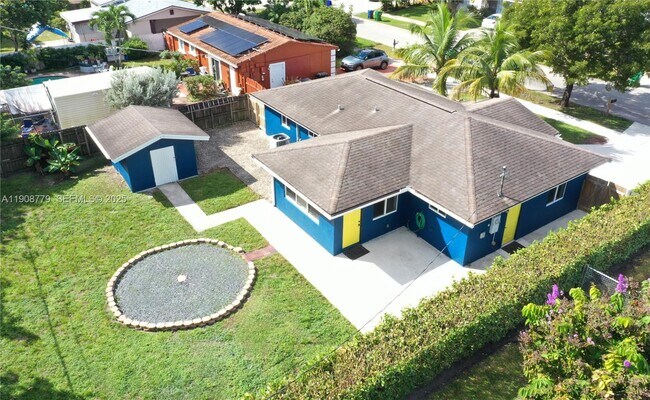 2300 SW 42nd Terrace in Fort Lauderdale, FL - Building Photo - Building Photo