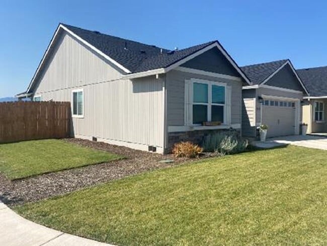 3628 Durst St in Medford, OR - Building Photo - Building Photo