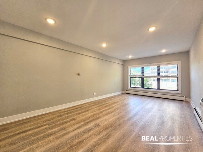 property at 553 W Stratford Pl