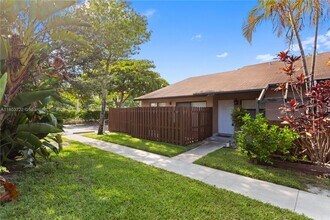 2734 N Nob Hill Rd in Sunrise, FL - Building Photo - Building Photo