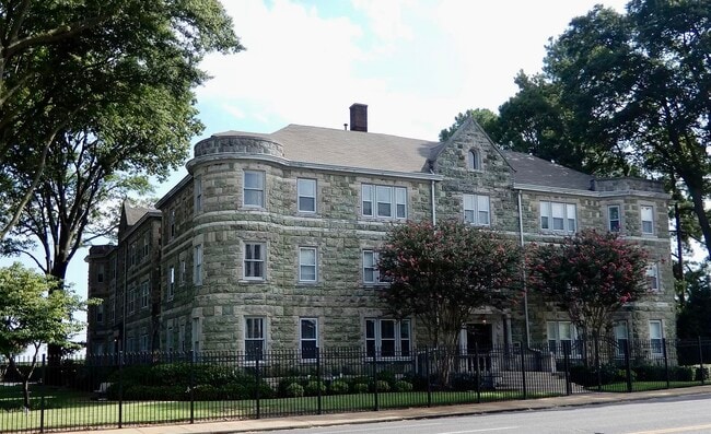1118 Poplar Ave in Memphis, TN - Building Photo - Building Photo