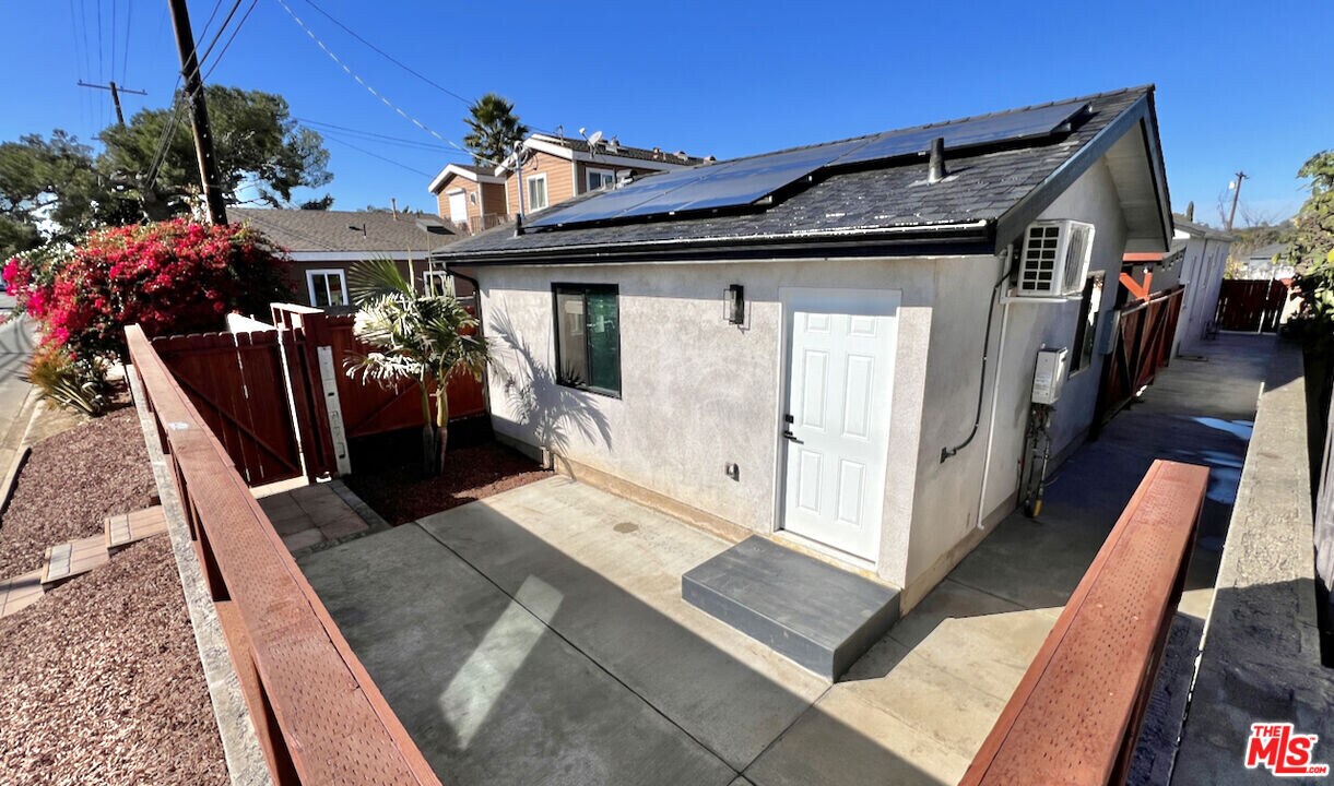 5527 W 83rd St in Los Angeles, CA - Building Photo