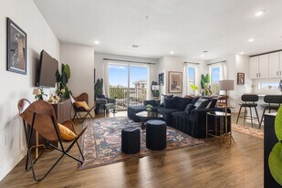 7522 1/2 W Slaughter Ln in Austin, TX - Building Photo