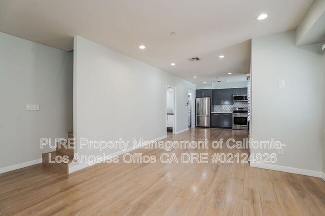 10706 Camarillo St in Los Angeles, CA - Building Photo - Building Photo