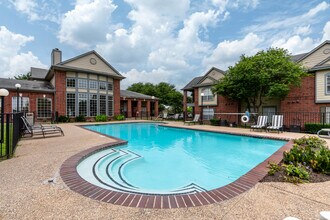 Burnett Place Apartments in Taylor, TX - Foto de edificio - Building Photo