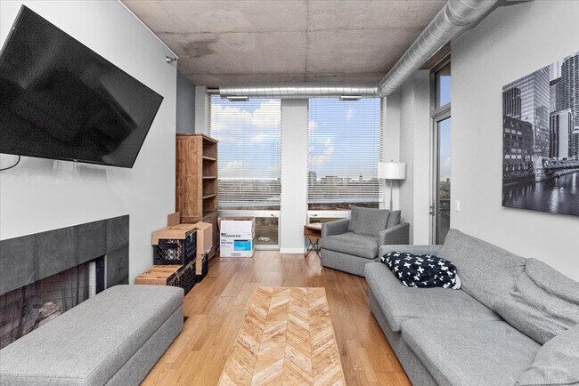 720 N Larrabee St, Unit 1012 in Chicago, IL - Building Photo - Building Photo