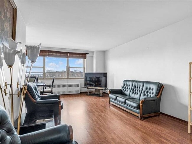 property at 2925 W 5th St