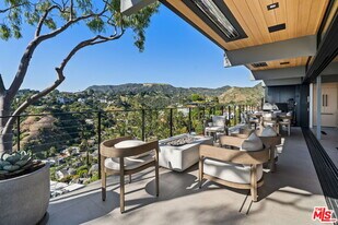 5671 Spreading Oak Dr in Los Angeles, CA - Building Photo