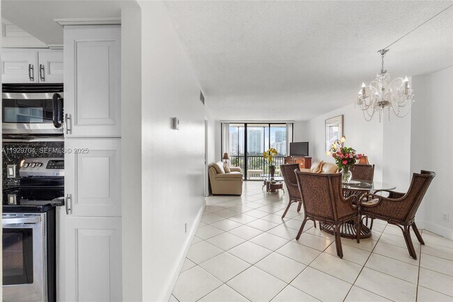 3401 N Country Club Dr in Aventura, FL - Foto de edificio - Building Photo