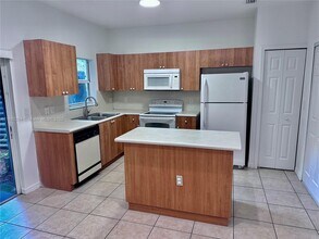 1631 SE 30th St in Homestead, FL - Foto de edificio - Building Photo